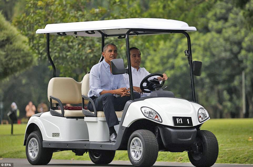 Obama Disupiri Presiden Jokowi Keliling Kebun Raya Bogor